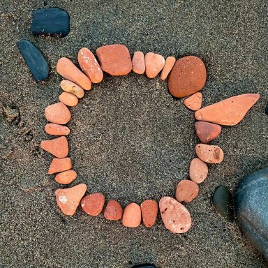 S1P63 Rode kiezels op zand